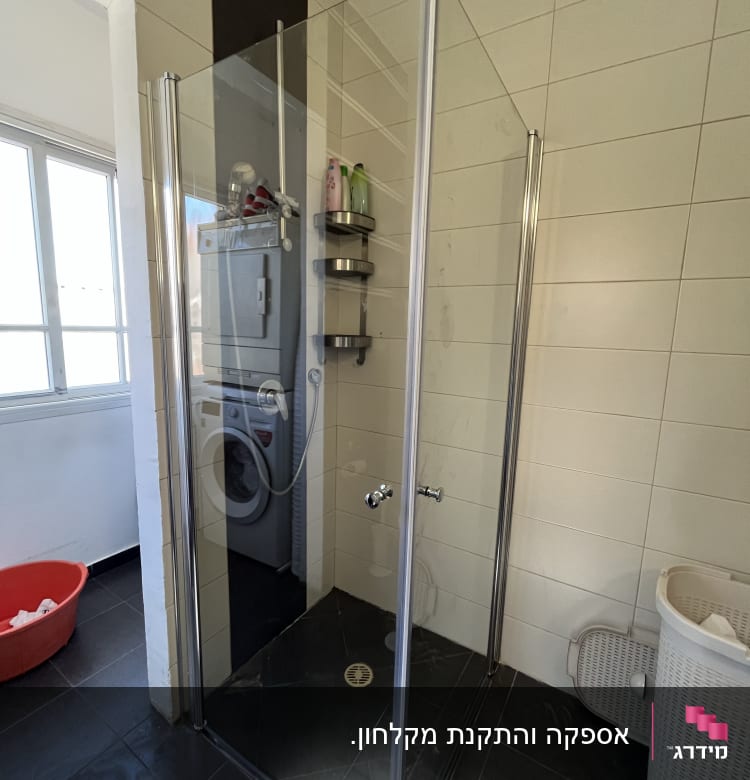 מקלחון זכוכית עם מדפים ומוצרי רחצה